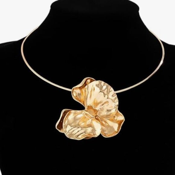 BNWT: LONG NECKLACE WITH FLOWER from ZARA: Golden | eBay ZARA Gold Flower Charm Necklace